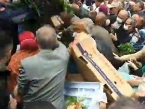 Belediyenin Fide Dağıtımında Tepki Çeken Görüntüler