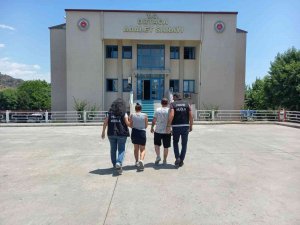 Muğla’da Otomobilde Uyuşturucuyla Yakalanan İki Şüpheliden Biri Tutuklandı