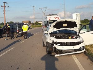 Hafif Ticari Araç İle Otomobil Çarpıştı: 2 Yaralı