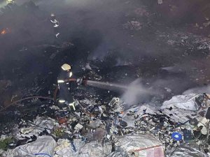 Palet Deposu Alev Alev Yandı