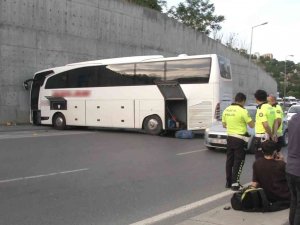 Freni Patlayan Otobüs Duvara Çarptı, Motosikletli Son Anda Canını Kurtardı