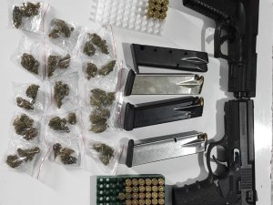 Uyuşturucu Tacirlerine Yönelik Eş Zamanlı Operasyon: Polisin Geldiğini Gören Torbacı Uyuşturucu Dolu Poşeti Camdan Attı