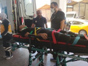 Liseli Gençler Otomobilin Altında Kalıp Yaralandı