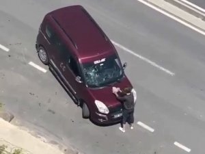 Kaza Sonrasında Kaçan Sürücüye Sinirlendi, Taşla Araca Saldırdı