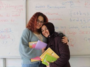 Lise Öğrencisi Olan Anne Ve Kızı Derslere Birlikte Giriyor