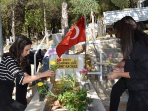 Gediz Sağlık Hizmetleri Myo’da, “Mezarlıklarımızı Çiçeklendiriyoruz” İsimli Proje