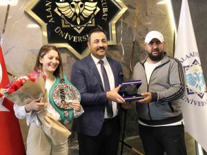 Türkiye’nin İlk Wbc Kadın Şampiyonu Çetin, Dünya Şampiyonu Serrona’ya Meydan Okudu