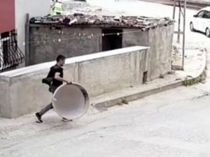 Önce Tepsiyi Sonra Sobayı Çaldı: O Anlar Kamerada