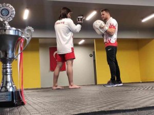 Kendisinden 3 Yaş Büyük 20 Rakibini Geçerek Kick Boksta Dünya Şampiyonu Oldu