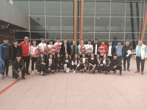 Fransa Fatihleri Çiçeklerle Karşılandı