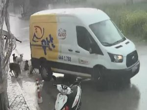 Yağmurdan Sığınmak İçin Girdikleri Aracın Altında Ezildiler