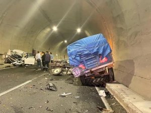 Tünelde Otomobil Traktöre Çarptı: 2 Yaralı