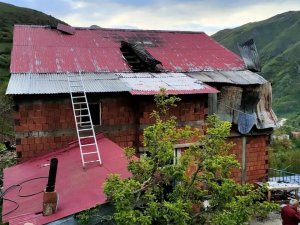 Köy Evinde Çıkan Yangında Piknik Tüpü Patladı, Ev Kullanılamaz Hale Geldi