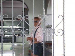Elinde Bıçakla Girdiği Boş Oteli Yakmakla Tehdit Etti, Polisin Müdahalesiyle Etkisiz Hale Getirildi