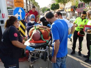 Kırmızı Işık İhlali Yapan Otomobil, Motosiklete Çarptı: 1 Yaralı