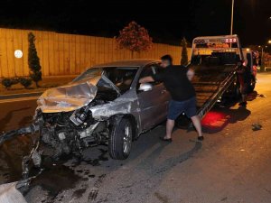 Önündeki Araçta Eşinin Kaza Yaptığını Görünce Kendisi De Kaza Yaptı: 2 Yaralı