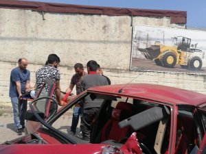 Kaza Sonrası Otomobilinde Sıkışan Sürücü Yaralandı