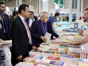 Rektör Özaydın Kitap Fuarında Okurlarıyla Buluştu