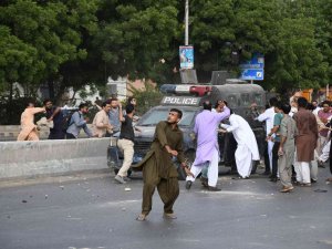Pakistan’da Eski Başbakan Khan Destekçilerine Bir Kentte Daha Polis Müdahalesi