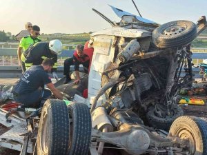 Yalova’da Tırla Çarpışan Kamyonetin Sürücüsü Araçta Sıkıştı