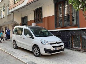Küçükçekmece’de 3. Kattan Aracın Üzerine Düşen Çocuk Yaralandı