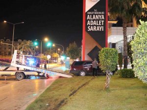 Yoldan Çıkan Otomobil Adliye Tabelasına Çarparak Durabildi