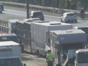 Film Çekimine Giden Karavan Zincirleme Trafik Kazasına Neden Oldu