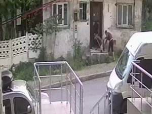 Sürünerek Girdikleri Evden Kapıyı Kırarak Çıktılar