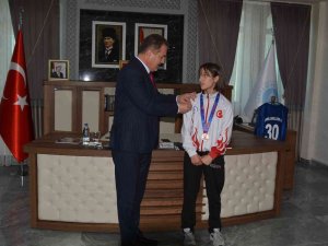 Vali Akbıyık, Dünya Üçüncüsü Abi’yi Kabul Etti