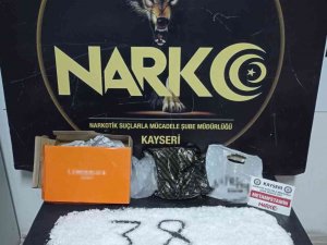 Yakalanacaklarını Anladılar, Uyuşturucu Maddeyi Tarlaya Bıraktılar