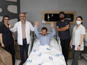 Bir Hastaya Aynı Anda 4 Kalp Ameliyatı Yapıldı