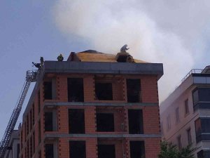 Yanan Çatıya Kovayla Su Atarak Müdahale Etmeye Çalıştılar