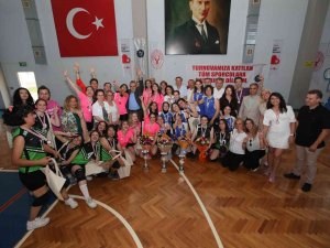3 İlçenin Şampiyonu Bayraklı Oldu