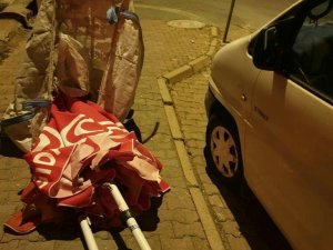 Şemsiyeyi Çalmaya Çalışan Şüpheliler Suçüstü Yakalandı