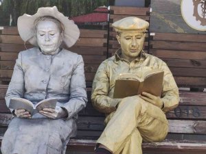 Tunceli’de Kitap Okumanın Önemini Anlatmak İçin Canlı Heykel Performansı Sergilendi
