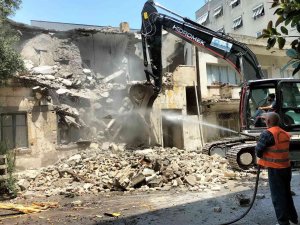 Akdeniz’de Metruk Binaların Yıkımı Sürüyor