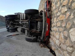 Devrilen Kamyon Duvara Çarptı: 1 Ölü