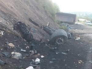 Kaza Sonrası Yanan Kamyon Parçalara Ayrıldı: 1 Ölü