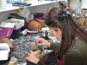 Deniz Kenarından Topladıkları Atıklar, El Emeği Ürünlere Dönüşüyor