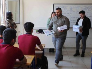 Silopi Türk Ocaklarından Öğrencilere Kaynak Kitap Desteği