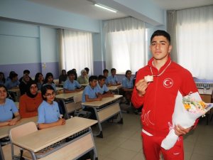 Wushu’da Avrupa Şampiyonu Olan Cizreli Milli Sporcu Baran Çelik, Okulunda Coşku İle Karşılandı