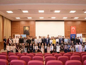 Öğrenciler Ve Mezunlar “8. Kariyer Ve İ̇stihdam Günleri”nde Bir Araya Geldi