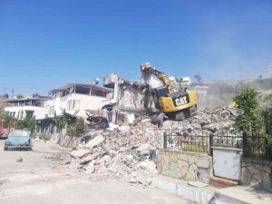 Milas’ta Yangında Ağır Hasar Gören Yapılar Yıkılıyor