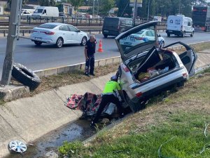 Kontrolden Çıkan Otomobil Yol Kenarındaki Tahliye Kanalına Uçtu: 2 Ölü