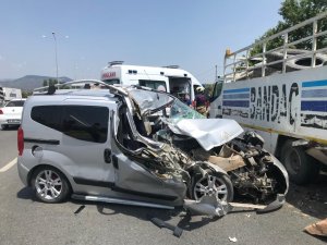 Kamyona Arkadan Çarpan Ticari Araç Hurdaya Döndü, Kazada Bir Kişi Yaralandı