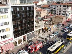 Kadıköy’de Metruk Binada Çökme Meydana Geldi, 3 Araç Hasar Aldı