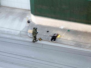 Bomba İmha Ekipleri Şahsın Üzerinde Bomba Araması Yapıyor