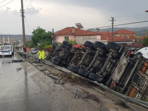 Yağışlı Havada Kontrolden Çıkan Tır Yan Yattı