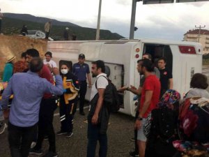 Antalya’da Romanya Uyruklu Turistleri Taşıyan Midibüs Devrildi: 22 Yaralı