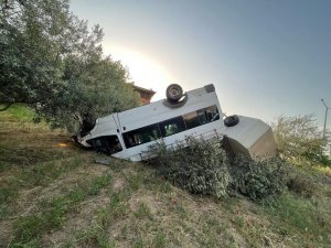 Minibüs İle Kamyonet Kavşakta Çarpıştı: 4 Yaralı